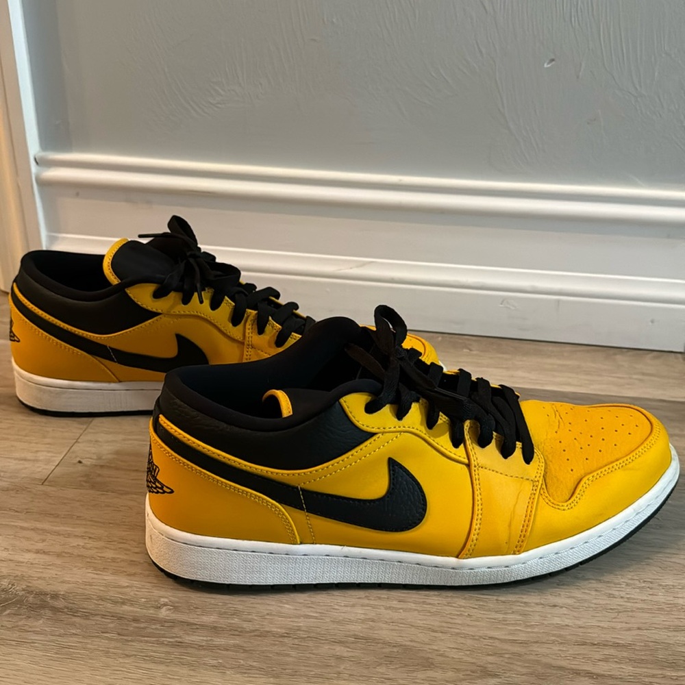 EUC Mens Jordan 1 low